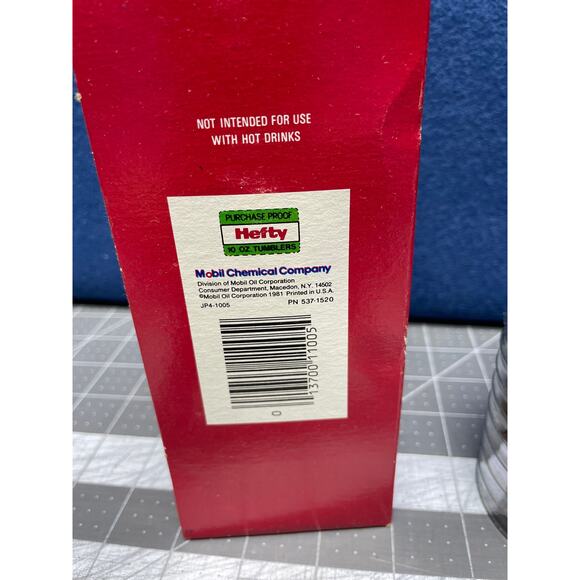 16 VTG Hefty Holiday Christmas Tumblers Crystal 10oz Plastic Cocktail Cups - Picture 3 of 3